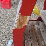 Poškodbe in smetenje na otroških igralih